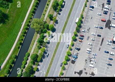 parcheggio all'aperto in zona residenziale vicino al canale d'acqua. foto aerea dall'alto Foto Stock