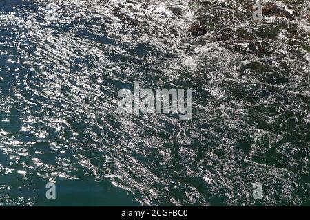 Primo piano di verde acqua bianca illuminata dal sole Foto Stock