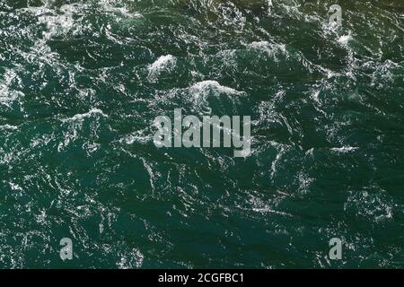 Primo piano di acqua bianca verde smeraldo illuminata dal sole Foto Stock