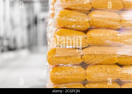 Produzione di pasta trasportatore automatico, essiccazione e insaccatura in vendita Foto Stock