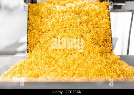 Produzione di pasta trasportatore automatico, essiccazione e insaccatura in vendita Foto Stock