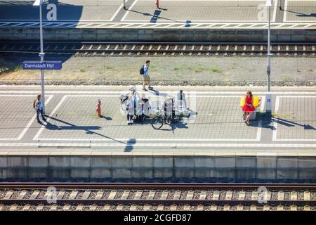 Pendolari in attesa del treno su una piattaforma Foto Stock