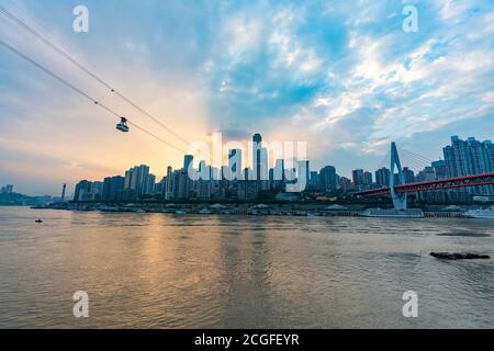 Vista della città di Chongqing al tramonto Foto Stock