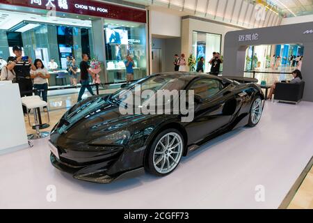 Auto di lusso in esposizione in un centro commerciale in Cina Foto Stock