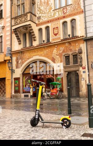 Praga, Repubblica Ceca - 30 agosto 2020: Sistema di noleggio scooter elettrico a Praga Foto Stock