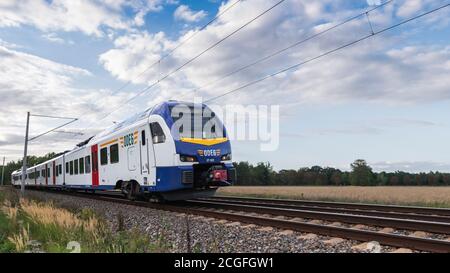 Germania , Lübben , 11.09.2020 , un moderno treno passeggeri dell'ODEG Foto Stock