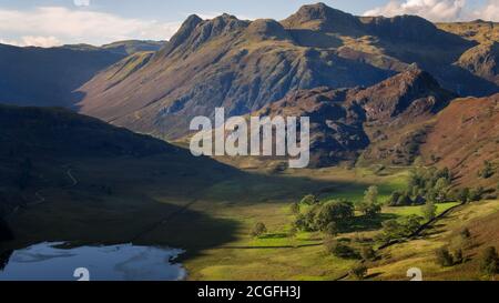 Passaggio aereo di Blea Tarn che mostra il tarn e l'area circostante, tra cui Side Pike e Harrison Stickle, Thorn Crag, Blea Rigg e il langdale Foto Stock