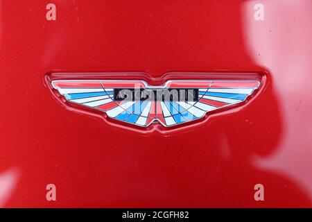 Logo del cofano su Aston Martin V12 Vantage S (2014), Car Club Displays, Concours of Elegance 2020, Hampton Court Palace, Londra, Regno Unito, Europa Foto Stock