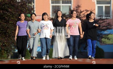 Fengcheng, la provincia cinese di Liaoning. 9 Settembre 2020. L'insegnante di istruzione speciale Zhang Yayun, li Xiaoqian, Wang Jialin, li Hong, Sun Haiting e Wu Songlin (da L a R) posa per una foto di gruppo in una scuola di formazione speciale a Fengcheng City, nella provincia di Liaoning della Cina nordorientale, 9 settembre 2020. Con amore, pazienza e perseveranza, i giovani insegnanti della scuola si sono dedicati alla cura degli studenti che si trovano ad affrontare diverse difficoltà di apprendimento. Credit: Yao Jianfeng/Xinhua/Alamy Live News Foto Stock