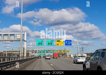 Mosca, Russia, maggio 22,2020. Autostrada a pedaggio, Auto al cancello pagamento pedaggio su expressway.automatic punto di pagamento su una strada a pedaggio. turnpike.Highway Foto Stock