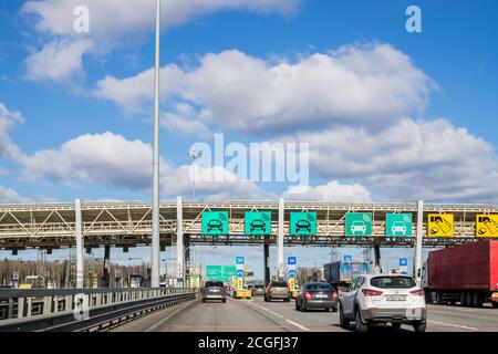 Mosca, Russia, maggio 22,2020. Autostrada a pedaggio, Auto al cancello pagamento pedaggio su expressway.automatic punto di pagamento su una strada a pedaggio. turnpike.Highway Foto Stock