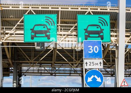 Punto di pagamento automatico su strada a pedaggio. turnpike.area pagare pedaggi sulla strada a pedaggio.autostrada urbana.limite di velocità, cartello di bordo di corsie a pagamento automatico Foto Stock