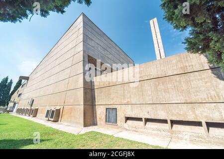 Vista dai giardini circostanti. Splendido e unico stile Brutalista, architettura di epoca sovietica, completata nel 1969, l'unica chiesa cattolica a Montenee Foto Stock