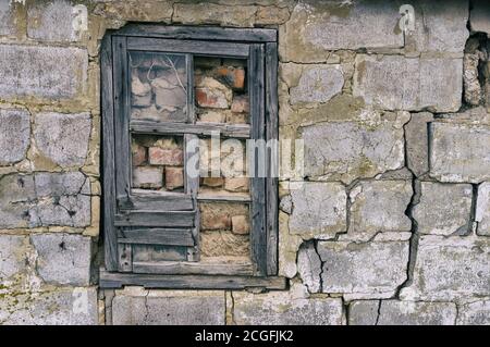 Imbutito dalla finestra interna in una vecchia casa closeup Foto Stock