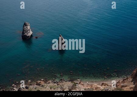 Splendida vista dalla scogliera sul mare blu. Incredibile costa con scogliere indipendenti nel mare. Capo Fiolent, Crimea. Foto Stock