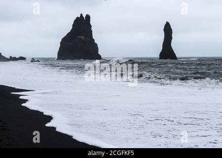 Reynisfjara è una spiaggia di sabbia nera famosa in tutto il mondo sulla costa meridionale dell'Islanda. Foto Stock