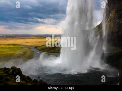 Cascata Seljalandsfoss. Situato nella Regione Sud in Islanda. Foto Stock