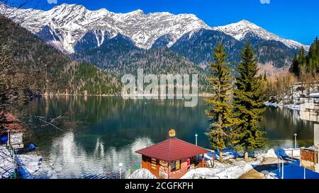 Lago di Ritsa nelle montagne del Caucaso, nella parte nord-occidentale dell'Abkhazia, circondato da boschi di montagna misti e prati subalpini. Foto Stock