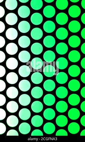 Immagine verticale del modello geometrico del soffitto dell'ascensore in colore verde e nero al neon Foto Stock