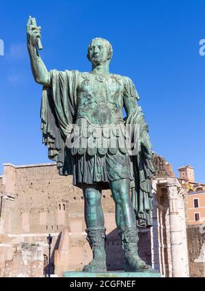 Statua in bronzo dell'Imperatore Nerva nel Foro Romano, Roma, Italia. Foto Stock