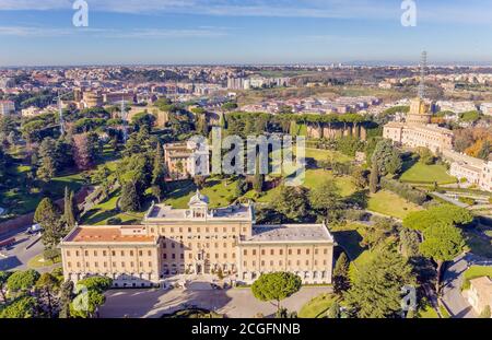 Vista ai Giardini Vaticani e al Palazzo del Governatorato di Roma dalla cupola della basilica di San Pietro. Foto Stock