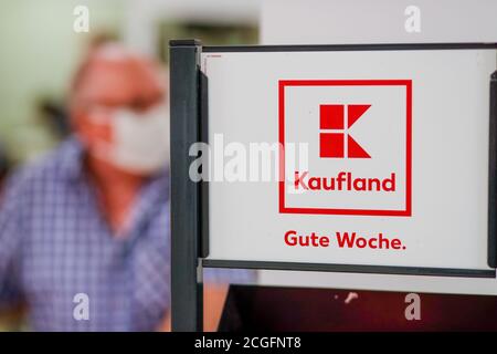 Potsdam, Germania. 10 settembre 2020. Il logo Kaufland nei grandi magazzini Kaufland della stazione centrale di Potsdam. Credit: Gerald Matzka/dpa-Zentralbild/ZB/dpa/Alamy Live News Foto Stock