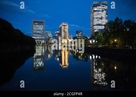 Tokyo, Giappone. 10 settembre 2020. L'acqua riflette lo skyline di Tokyo visto da Hibiyabori Moat vicino al Palazzo Imperiale. Credit: SOPA Images Limited/Alamy Live News Foto Stock