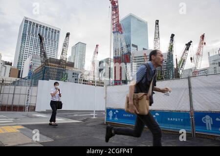 Tokyo, Giappone. 10 settembre 2020. Un uomo passa oltre un sito di costruzione nelle colline di Toranomon a Minato-Ku.anche se Coronavirus Pandemic è ancora presente, l'economia giapponese sta completamente riavviando. Credit: SOPA Images Limited/Alamy Live News Foto Stock