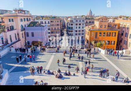 Piazza di Spagna, Roma, Italia. Piazza di Spagna, in fondo a Piazza di Spagna, è una delle piazze più famose di Roma. Foto Stock