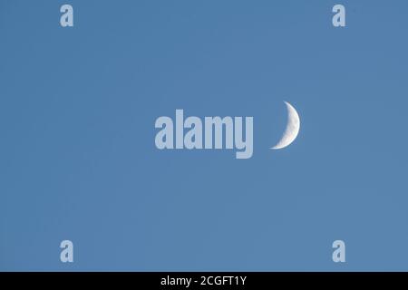 Luna di Crescent. Luna nelle nuvole. Lo sfondo della Luna nel cielo stellato. Luce di luna nel cielo notturno. Foto Stock