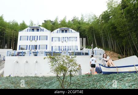 (200911) -- HANGZHOU, 11 settembre 2020 (Xinhua) -- i turisti si godono in una famiglia nel villaggio di Fangshan della città di Daixi, la città di Huzhou, la provincia di Zhejiang della Cina orientale, 27 agosto 2020. Negli ultimi 15 anni, guidati dalla convinzione che 'acque lucide e montagne lussureggianti sono beni inestimabili', un gran numero di villaggi nella provincia di Zhejiang hanno subito trasformazioni ambientali, attirando investimenti di capitale di ritorno alla campagna e stimolando lo sviluppo del turismo in famiglia. Come pioniere ed esploratore nello sviluppo del commercio di famiglia in Cina, Zhejiang sta sforzandosi di essere Foto Stock