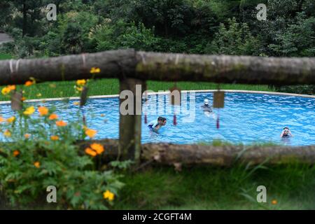 (200911) -- HANGZHOU, 11 settembre 2020 (Xinhua) -- i turisti nuotano in una famiglia nel villaggio di Daijiashan della contea di Tonglu, nella provincia di Zhejiang della Cina orientale, 18 luglio 2020. Negli ultimi 15 anni, guidati dalla convinzione che 'acque lucide e montagne lussureggianti sono beni inestimabili', un gran numero di villaggi nella provincia di Zhejiang hanno subito trasformazioni ambientali, attirando investimenti di capitale di ritorno alla campagna e stimolando lo sviluppo del turismo in famiglia. Come pioniere ed esploratore nello sviluppo del commercio di famiglia in Cina, Zhejiang sta sforzandosi di essere il modello e destin Foto Stock