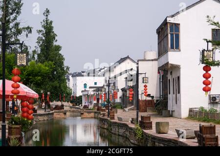 (200911) -- HANGZHOU, 11 settembre 2020 (Xinhua) -- Foto scattata il 28 maggio 2020 mostra le famiglie nel villaggio di Yigao di Huzhou, provincia di Zhejiang della Cina orientale. Negli ultimi 15 anni, guidati dalla convinzione che 'acque lucide e montagne lussureggianti sono beni inestimabili', un gran numero di villaggi nella provincia di Zhejiang hanno subito trasformazioni ambientali, attirando investimenti di capitale di ritorno alla campagna e stimolando lo sviluppo del turismo in famiglia. Come pioniere ed esploratore nello sviluppo del commercio di famiglia in Cina, Zhejiang sta sforzandosi di essere il modello e la destinazione di ho Foto Stock