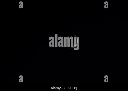 Luna di Crescent. Luna nelle nuvole. Lo sfondo della Luna nel cielo stellato. Luce di luna nel cielo notturno. Foto Stock