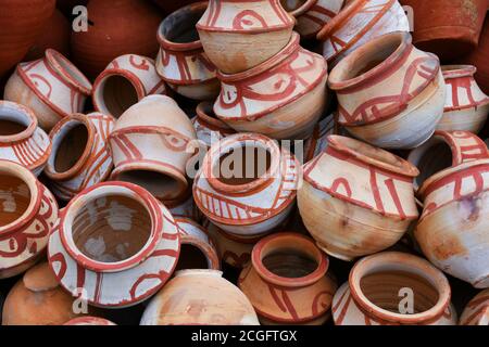 Raccolta di vasi di argilla fatti da fango noto anche come Matka. Le pentole di argilla sono usate fin dai tempi antichi e possono essere trovate nel subcontinente indiano. Foto Stock