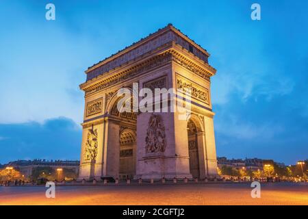 Parigi, Francia, città notte skyline all'Arc de Triomphe e. Champs Elysees vuoto nessuno Foto Stock