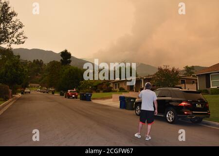 Los Angeles, Stati Uniti. 10 settembre 2020. Un uomo guarda il fuoco selvatico in Angeles National Forest, Monrovia, Los Angeles, Stati Uniti, 10 settembre 2020. Gli incendi hanno bruciato un record di 3.1 milioni di acri (12,525 km quadrati) di terra nello stato degli Stati Uniti della California da agosto, le autorità hanno detto Giovedi. Credit: Gao Shan/Xinhua/Alamy Live News Foto Stock