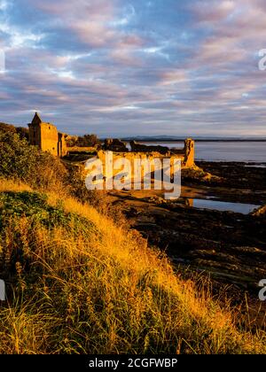 Tramonto, Castello di St Andrews, rovine del castello, St Andrews, Fife, Scozia, Regno Unito, GB. Foto Stock