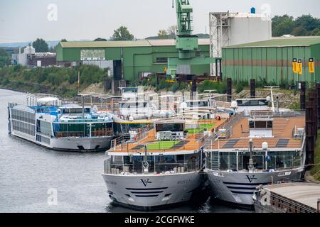 Le navi da crociera fluviali di varie compagnie di navigazione sono ancorate al porto Ruhrort di Duisburg, non sono necessarie a causa del calo del numero di passeggeri durin Foto Stock