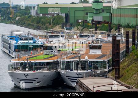 Le navi da crociera fluviali di varie compagnie di navigazione sono ancorate al porto Ruhrort di Duisburg, non sono necessarie a causa del calo del numero di passeggeri durin Foto Stock