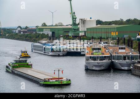 Le navi da crociera fluviali di varie compagnie di navigazione sono ancorate al porto Ruhrort di Duisburg, non sono necessarie a causa del calo del numero di passeggeri durin Foto Stock