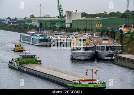 Le navi da crociera fluviali di varie compagnie di navigazione sono ancorate al porto Ruhrort di Duisburg, non sono necessarie a causa del calo del numero di passeggeri durin Foto Stock