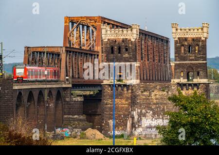 Ponte ferroviario sul Reno vicino a Duisburg-Rheinhausen, vecchie torri ponte, Duisburg, NRW, Germania Foto Stock