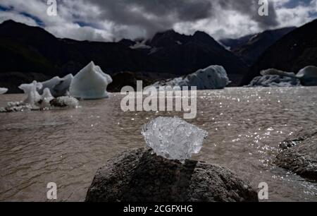 Lhasa. 10 settembre 2020. Foto scattata il 10 settembre 2020 mostra un ghiacciaio nella contea di Baxoi, regione autonoma del Tibet della Cina sud-occidentale. Credit: Purbu Zhaxi/Xinhua/Alamy Live News Foto Stock