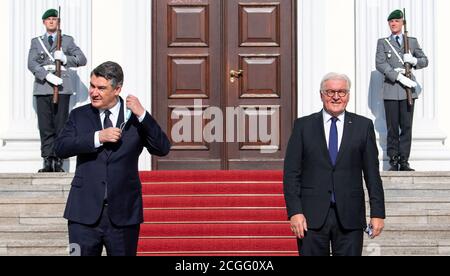 Berlino, Germania. 11 Settembre 2020. Zoran Milanovic (l), presidente della Croazia, è accolto dal presidente della Confederazione Frank-Walter Steinmeier a Bellevue Palace. L'ex primo Ministro (2011-2016) è Presidente della Repubblica di Croazia dal febbraio 2020. Credit: Bernd von Jutrczenka/dpa/Alamy Live News Foto Stock