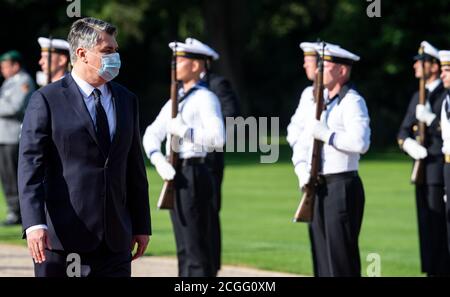 Berlino, Germania. 11 Settembre 2020. Zoran Milanovic, presidente della Croazia, è accolto con lode militare dal presidente federale Steinmeier dietro il castello di Bellevue. L'ex primo Ministro (2011-2016) è Presidente della Repubblica di Croazia dal febbraio 2020. Credit: Bernd von Jutrczenka/dpa/Alamy Live News Foto Stock