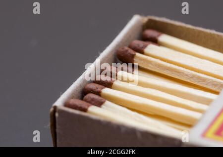 Corrispondenze nella casella, sfondo scuro. Fotografia macro. Primo piano. Corrispondenze in casella di confronto aperta su sfondo nero Foto Stock