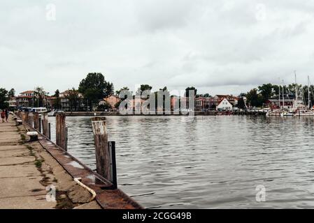 Lauterbach, Germania - 1 Agosto 2019: la vista del porto con barche a vela ormeggiata sul dock Foto Stock