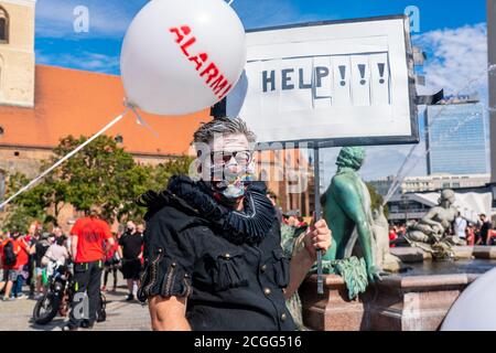 09.09.2020, Berlino, al momento simbolico di cinque dopo dodici (12:05), la quarta marcia di protesta dei rappresentanti e dei sostenitori dell'industria degli eventi a Berlino, estremamente inquinata da Corona, è iniziata con il motto AlarmstufeRot. Un altro principio guida della dimostrazione è stato: Fermare l'ondata di fallimenti nel settore degli eventi! La demo è iniziata per i pedoni di Alexanderplatz e per i veicoli di Olympischer Platz e ha raggiunto l'obiettivo di Brandeburgo. Nella foto: Un protesore alla Fontana di Nettuno con un cartello e l'iscrizione: 'AIUTO !!!' | utilizzo in tutto il mondo Foto Stock