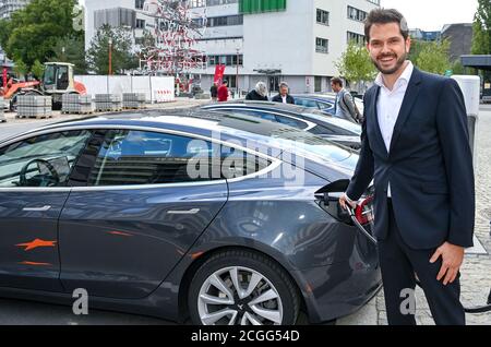 Berlino, Germania. 10 settembre 2020. Simon Zwahlen, capo tedesco di Tesla, alla presentazione dell'ultima generazione di Supercharger Tesla V3 presso l'EUREF Campus Berlin. Come una delle prime sedi in Germania, la nuova stazione di ricarica rapida Tesla verrà messa in funzione qui. Credit: Jens Kalaene/dpa-Zentralbild/dpa/Alamy Live News Foto Stock